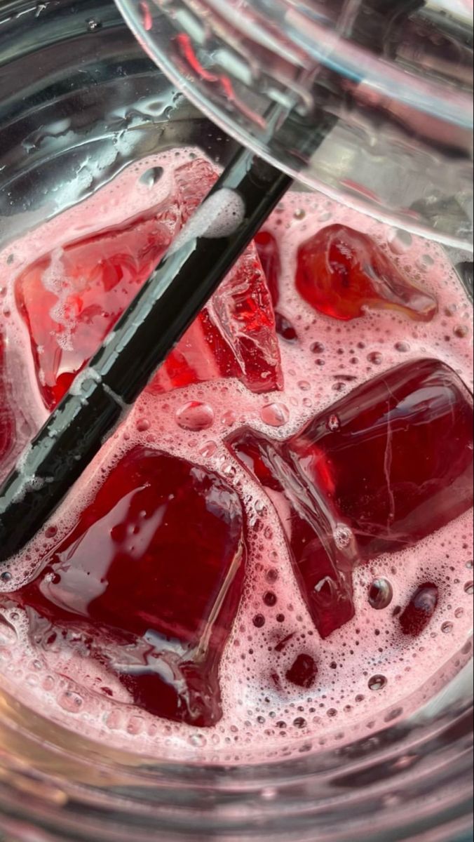 Thé glacé hibiscus, citron, romarin